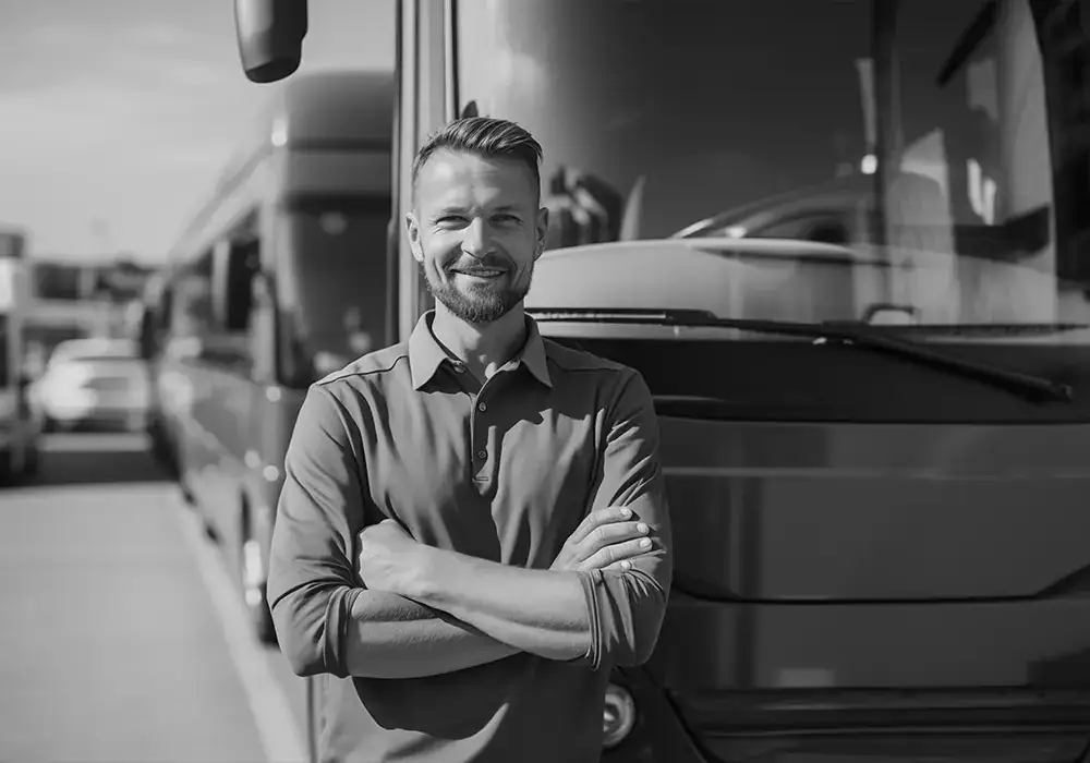 Conducteur de transport routier devant un autocar, représentant la futur formation capacité de transport VTC Master Class