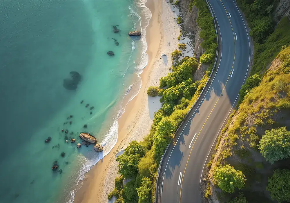 Route côtière panoramique en bord de mer, symbole de réussite et liberté du chauffeur VTC
